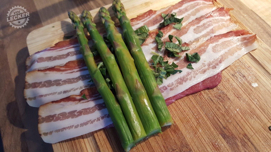 Grüner Spargel auf Rindsrouladen mit Bacon