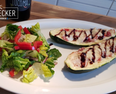 Zucchini Mini-Pizza mit Salat