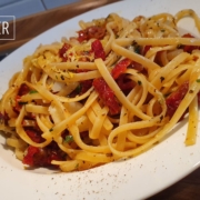 Pasta Aglio e Olio mit getrockneten Tomaten und Tropea Zwiebeln