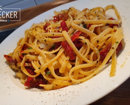 Pasta Aglio e Olio mit getrockneten Tomaten und Tropea Zwiebeln