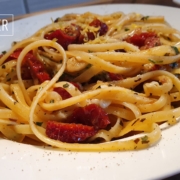 Pasta Aglio e Olio mit getrockneten Tomaten und Tropea Zwiebeln