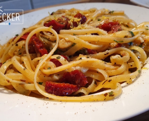 Pasta Aglio e Olio mit getrockneten Tomaten und Tropea Zwiebeln