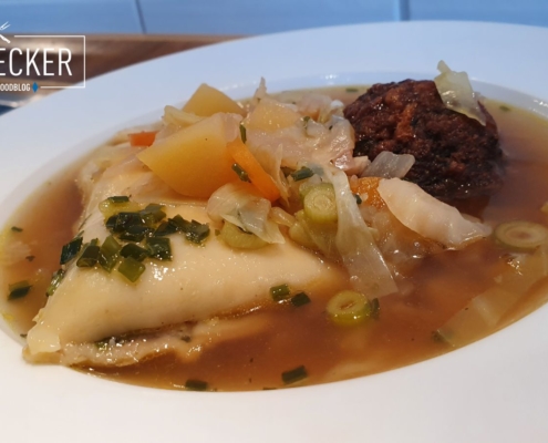 Krautsuppe mit Maulatsche und Leberknödel