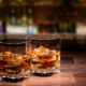 2 Glässer Whiskey mit Eis
